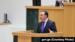 ირაკლი ღარიბაშვილი პარლამენტში გამოსვლისას. 18 ნოემბერი, 2022 წელი