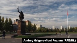 Памятник Советскому солдату, мимо которого теперь, по замыслу татарстанских чиновников, будет проходить аллея "героев СВО". 