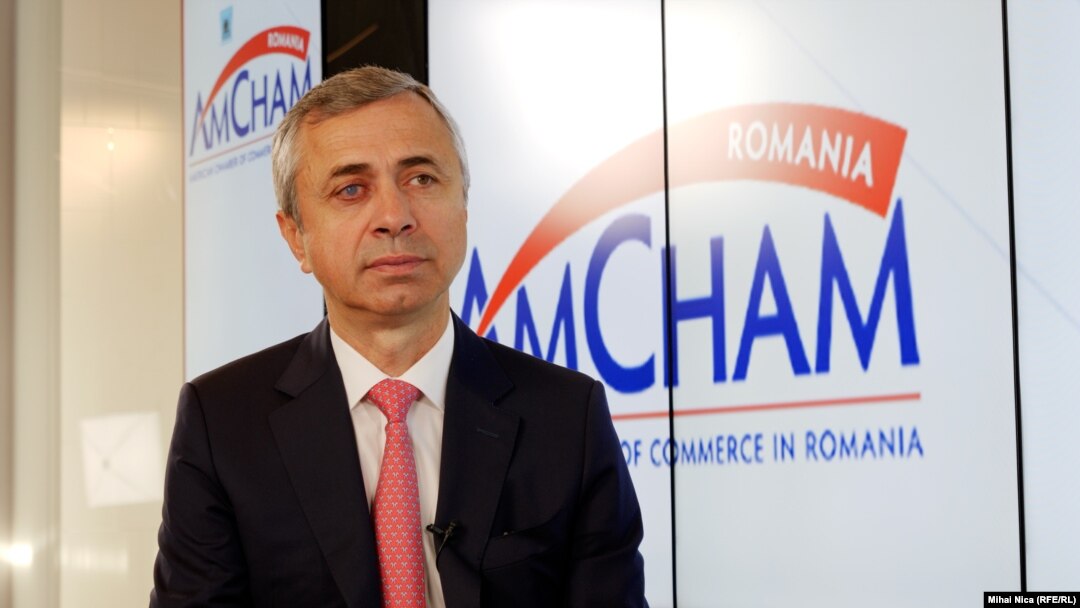 Ionuț Simion, președintele AmCham, spune că cea mai mare problemă în România pentru un investitor străin este instabilitatea cadrului legislativ și fiscal, luarea deciziilor de azi pe mâine, fără a fi comunicate din timp mediului de afaceri. 