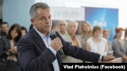 Procuratura Generală l-a pus sub învinuire pe Vladimir Plahotniuc în dosarul „furtului miliardului” în mai 2020. Procurorul general Alexandr Stoianoglo declara atunci că fostul lider democrat ar fi unul dintre principalii beneficiari ai fraudei bancare din 2014.