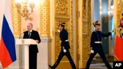  La finalul discursului pe care l-a susținut Vladimir Putin s-a lăsat o liniște deplină, diplomații abia acreditați refuzând să aplaude, așa cum prevede cutuma diplomatică. 