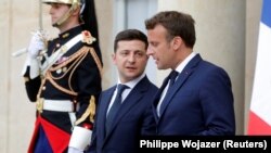 Президент Франції Еммануель Макрон (праворуч) та президент України Володимир Зеленський виїжджають після прес-конференції в Єлисейському палаці в Парижі, Франція 17 червня 2019 року