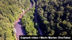 În defileul Crișului Repede, din munții Pădurea Craiului, cursul apei e însoțit, cot la cot, de linia ferată.