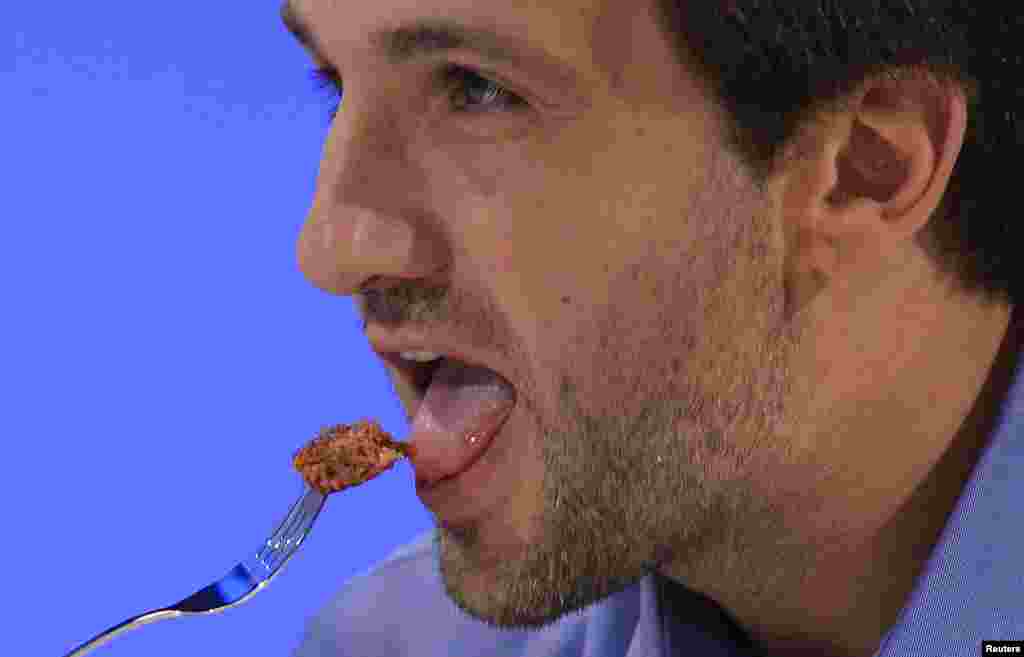Josh Schonwald, a U.S.-based food writer, tastes the world&#39;s first lab-grown beef burger. The in-vitro burger, cultured from cattle stem cells, is the result of years of research by Dutch scientist Mark Post, a vascular biologist at the University of Maastricht, who is working to show how meat grown in petri dishes might one day be a true alternative to meat from livestock. (Reuters/Toby Melville)