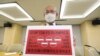 Egy helyi aktivista az olimpia elhalasztására szólít fel Tokióban, 2021. május 14-én