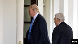 Дональд Трамп и Махмуд Аббас входят в Белый дом, 3 мая 2017