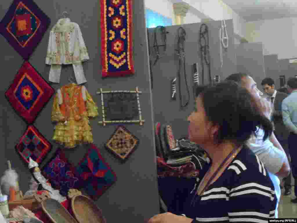 Көрмені тамашалап жүрген әйел. 