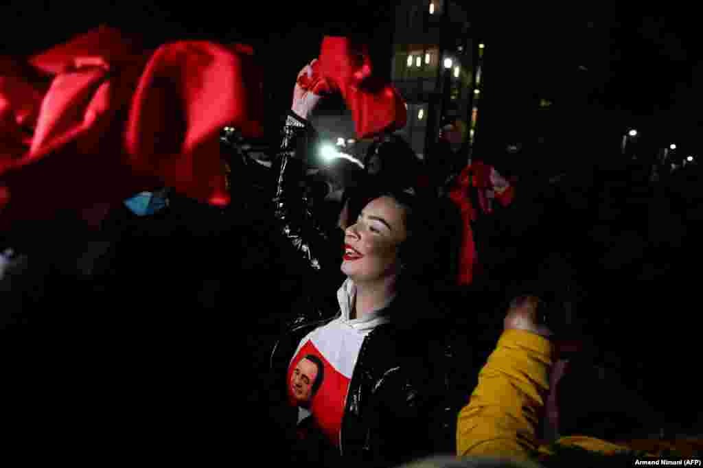 Pristalice kosovskog pokreta Samoopredeljenje slave pobedu na parlamentarnim izborima, Priština, 14. februar (AFP/Armend Nimani)