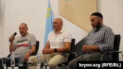 Голова організації «Qırım Ğazi», ветеран війни на Донбасі Рустем Халілов (у центрі)