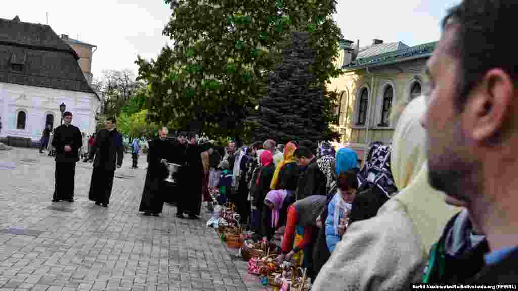 Освячення Великодніх кошиків у Михайлівському монастирі