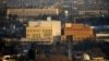 Представниця Державного департаменту повідомила Reuters електронною поштою, що наказ стосується «відносно невеликої кількості співробітників посольства США в Кабулі» (на фото на передньому плані)