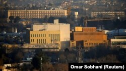 Представниця Державного департаменту повідомила Reuters електронною поштою, що наказ стосується «відносно невеликої кількості співробітників посольства США в Кабулі» (на фото на передньому плані)
