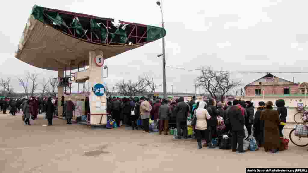 Режим работы КПВВ «Станица Луганская» в светлое время суток. С 07:00 до 16:00