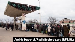 Очередь на КПВВ в Станице Луганской. Март 2016 года