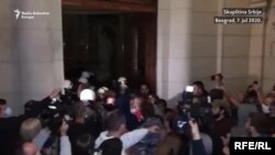 Демонстранти денеска влегоа во српското Собрание, откако се собраа на протест против најавата на српскиот претседател Вучиќ дека ќе биде воведен полициски час во Белград за време на викендот.