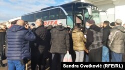 Transportimi me autobusë i qytetarëve serbë nga Kosova për të marrë vaksinën kundër COVID-19 në Serbi, në janar, 2021.