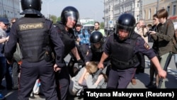 Пулиси Русия ҳангоми боздошти фаъолони мухолифин