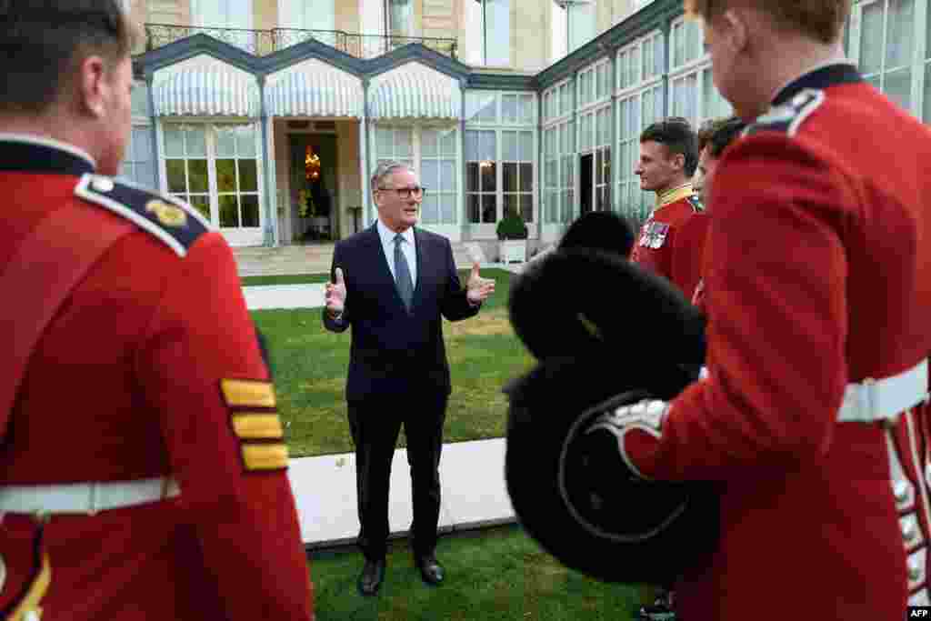 La parada franceză au participat și soldați ai armatelor aliate. Prim-ministrul britanic Keir Starmer se întâlnește cu membrii regimentului Grenadier Guards din cadrul Armatei Britanice la Reședința Britanică din Paris, pe 14 iulie 2026.
