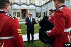 Премьер-министр Великобритании Кир Стармер в последние дни в должности встречается с военнослужащими полка Гренадерской гвардии британской армии. 14 июля 2026 года