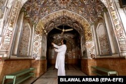 Pregătiri de Ramadan într-o moschee din Peshawar, Pakistan, 30 martie 2022