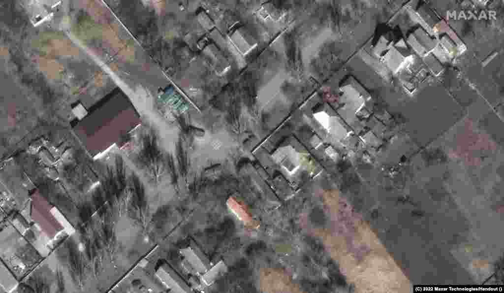 Еще одно изображение военной техники в одном из микрорайонов Мариуполя. Российские войска развертывают свои позиции в городе, где есть гражданское население, 29 марта 2022 года.&nbsp;Satellite image &copy;2022 Maxar Technologies &nbsp;