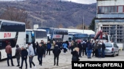 Autobusët në Mitrovicë të Veriut që po transportojnë serbët për në Serbi, për të votuar në zgjedhjet parlamentare dhe presidenciale serbe. 