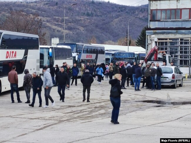 Autobusët që transportojnë serbët nga Mitrovica e Veriut për në Serbi, me qëllim që ata të ushtrojnë të drejtën e tyre të votës për zgjedhjet serbe.