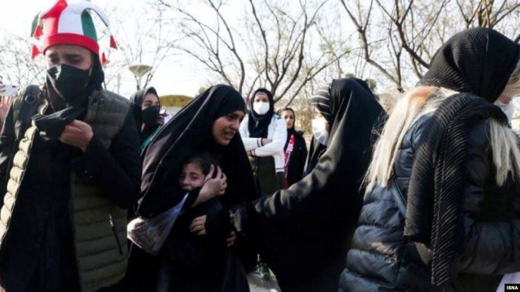 دختر خردسال وحشت‌زده پس از استفاده ماموران از اسپری فلفل علیه زنان فوتبال‌دوست در مشهد