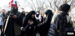 A női nézők Mesed város stadionja előtt gyűltek össze az Irán–Libanon-mérkőzés előtt