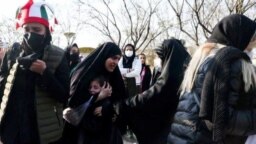 دختر خردسال وحشت زده پس از استفاده ماموران از اسپری فلفل علیه زنان فوتبال‌دوست در مشهد