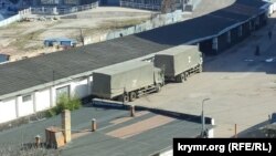 Военные грузовые автомобили «Камаз» с символикой «Z» на продовольственных складах ЧФ в Севастополе