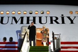 Президент Турции Реджеп Тайип Эрдоган с супругой перед вылетом после завершения визита в Узбекистан. 30 марта 2022 года.