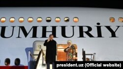 Түркия президенті Режеп Тайып Ердоған жұбайымен бірге Өзбекстаннан қайтып бара жатыр. 30 наурыз 2022 жыл