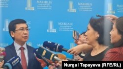 Министр образования и науки Казахстана Асхат Аймагамбетов отвечает на вопросы журналистов в парламенте. 30 марта 2022 года