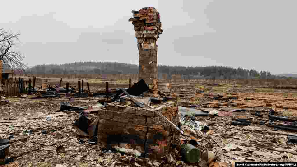 Спалені російськими військами будинки, село на Київщині, 31 березня 2022 року