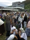 <p>Fabrika akumulatora u Potočarima, nekoliko kilometara&nbsp;od Srebrenice, bila je mjesto gdje je bio smješten holandski bataljon. U julu 1995.godine, nakon ulaska Vojske Republike Srpske u Srebrenicu, Holanđani su unutar fabrike pustili oko 5.000 ljudi koji su došli iz Srebrenice, dok je više od 20.000 ostalo van baze.<br />
<br />
Slika lijevo je iz 2000. godine sa obilježavanja godišnjice genocida, slika desno iz 2022.</p>
