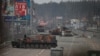 Orosz páncélozott harckocsik és katonai járművek roncsai a frontvonalon Kijev közelében március 30-án