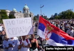 Muškarac drži transparent na kojem piše: "Rio Tinto odlazi!" tokom protesta protiv zagađenja i eksploatacije rudnika litijuma u zapadnom delu zemlje, Beograd, Srbija, 11. septembra 2021.