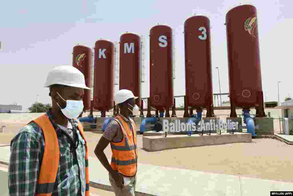 Сенегал башкаласы Дакарны су белән тәэмин итүче төп чыганак булган Keur Momar Sarr3 (KMS3) су чистарту станциясе хезмәткәрләре. 15 март 2022.