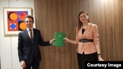 Ambasadoarea Republicii Moldova pe lângă Uniunea Europeană, Daniela Morari, transmitând cererea de aderare a R. Moldova ambasadorului Philippe Léglise-Costa, reprezentantul permanent al Franței pe lângă UE, 4 martie 2022