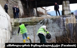 ქალაქ ამბროლაურში, მდ. კრიხულას სანაპიროს კეთილმოწყობის სამუშაოებს ადგილზე ეცნობა ამბროლაურის მერი, ზვიად მხეიძე.