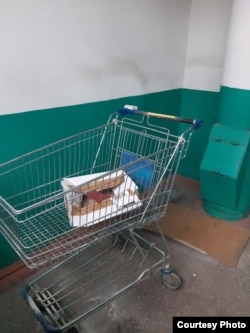 Візок з супермаркету лишився у під'їзді будинку після того, як люди порозбирали продукти з магазинів