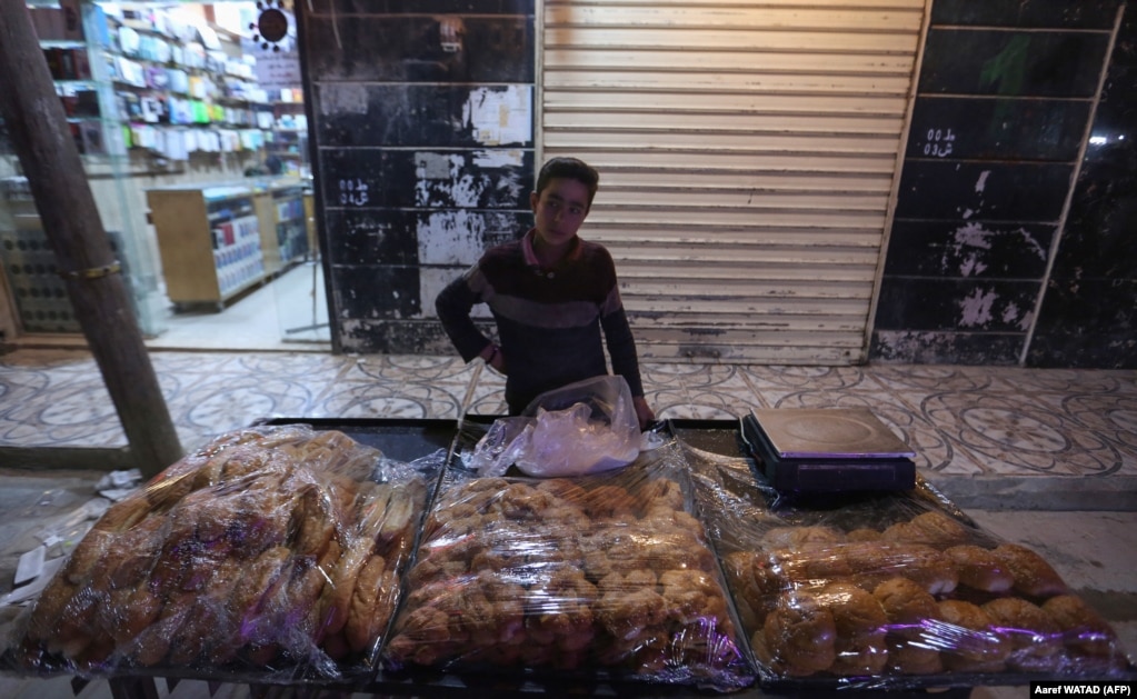 Një shitës në Dana të Sirisë, shet pjekurina teksa banorët bëhen gati për nisjen e Muajit të Ramazanit. 1 prill 2022.