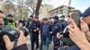 Милиция задерживает активиста Ондуруша Токтонасырова на акции в Бишкеке. 2 апреля 2022 года. 