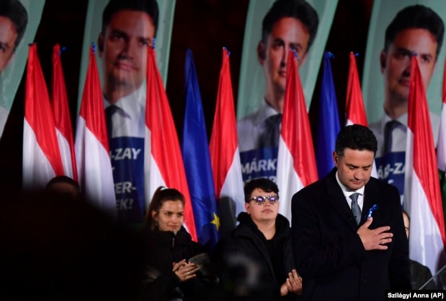 Kandidati opozitar, Peter Marki-Zay, duke iu adresuar mbështetësve të tij në Budapest në natën e zgjedhjeve të 3 prillit.