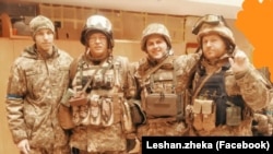 Євген Лешан (другий ліворуч) із побратимами у територіальній обороні Києва
