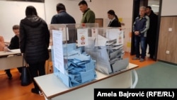 U redu za glasanje na biračkom mestu u Novom Pazaru, na jugozapadu Srbije, 3. april 2022.