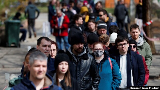 Birači čekaju u redu na jednom od glasačkih mesta u Budimpešti, glavnom gradu Mađarske, 3. aprila 2022.