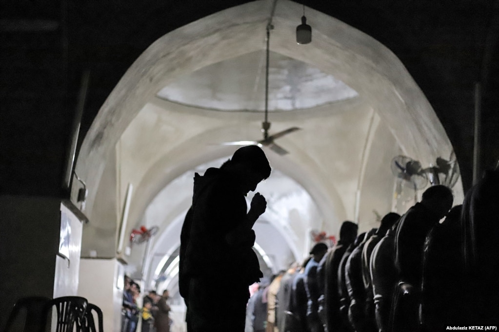 Besimtarët myslimanë luten në xhaminë Maaret Misrin në Idlib të Sirisë para nisjes së natës së parë të Ramazanit. 1 prill 2022.