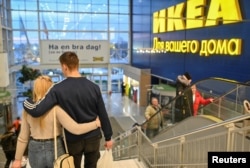 Покупатели делают покупки в магазине ИКЕА в Омске, Россия, 3 марта 2022 года. В июле 2022 года компания IKEA прекратила свою работу на российском рынке из-за вторжения России в Украину